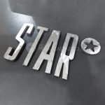 Avisos, letras, símbolos y logotipos metálicos